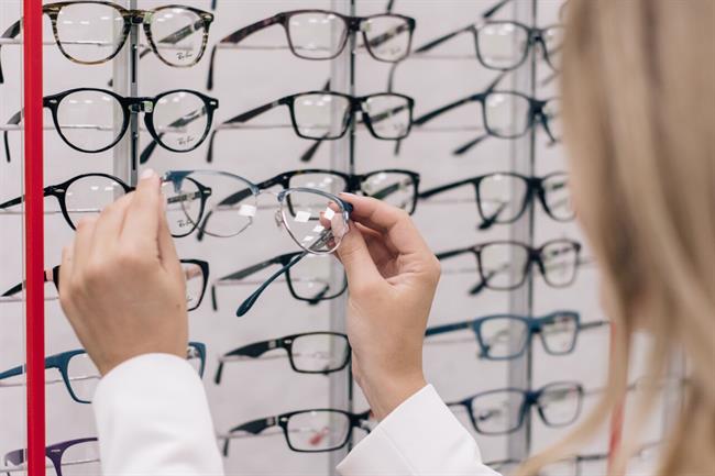V Optiki Aleksandra vam bodo pomagali pri izbiri primernih očal. (foto: Optika Aleksandra)