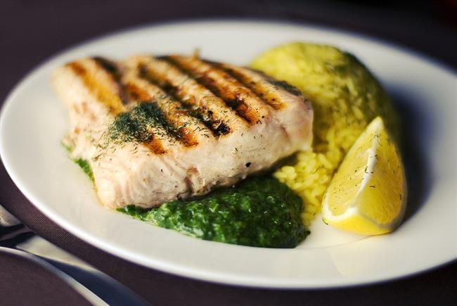 Omega 3 maščoba iz rib pomaga pri obnovi veznih tkiv, deluje proti tihim vnetjem in pomaga pri čilosti možganov. (foto: pexels.com)