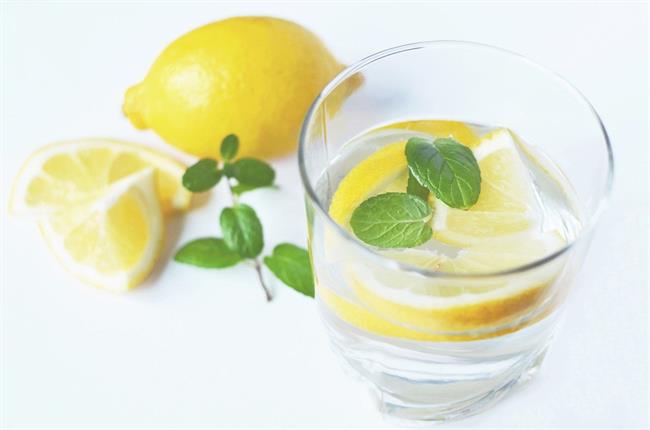 Limonov sok pomaga odpraviti glavobol. (foto: pexels.com)