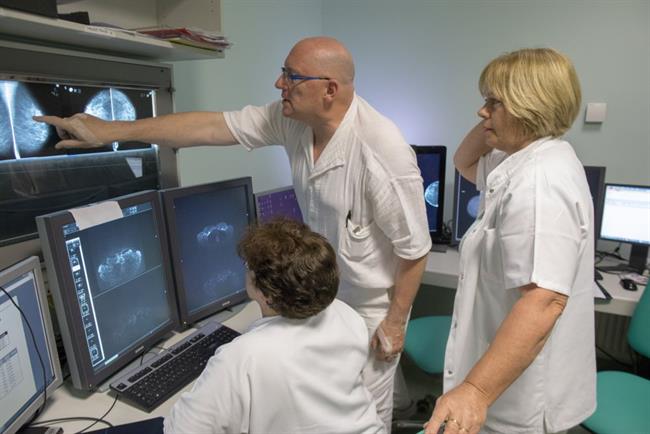 Nadzorni radiologi pri odčitavanju mamografskih slik v programu DORA, foto: Miha Fras.