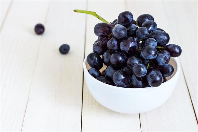Rdeče grozdje vsebuje zdravilne antioksidante. (foto: freepik.com)