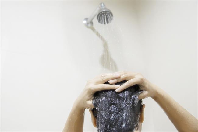 Prhanje s hladno vodo izboljša krvni obtok. (foto: freepik.com)