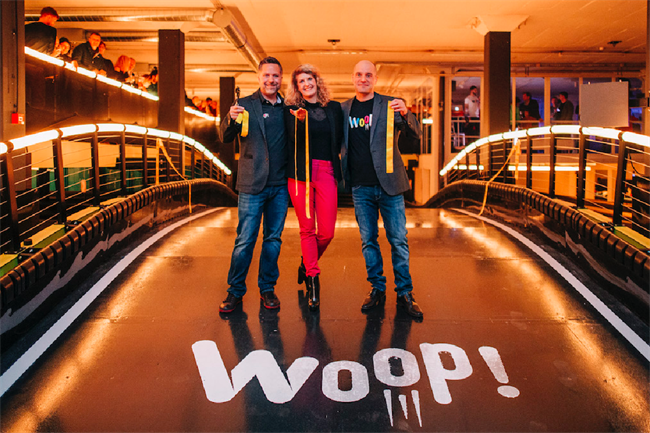 Samo Habič, Anja Špindler in Miran Razoršek so svečano prerezali trak in s tem otvorili WOOP! Karting.