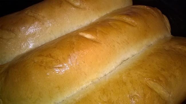Sveže pečeni domači kruh. (foto: Jožica Ostrožnik)