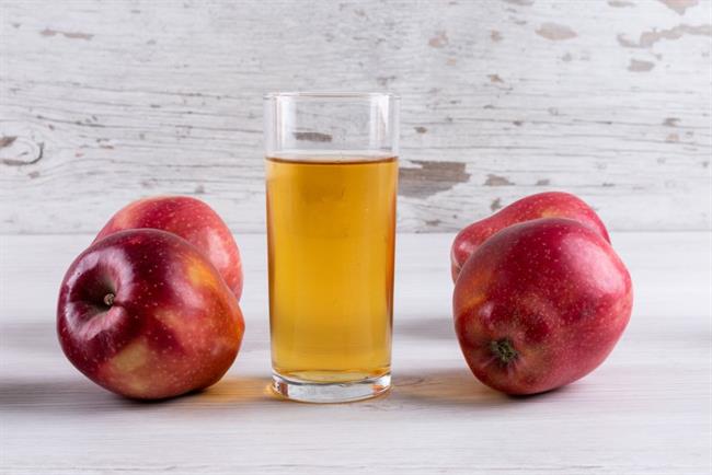 Napitek iz jabolčnega kisa ureja prebavo in pomaga pri hujšanju. (foto: freepik.com)
