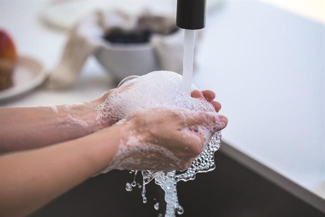 Umivanje rok z vodo in milom je osnovni higienski ukrep, s katerim na relativno enostaven način fizično odstranimo nečistoče in mikroorganizme z naših rok.  (foto: pexels.com)