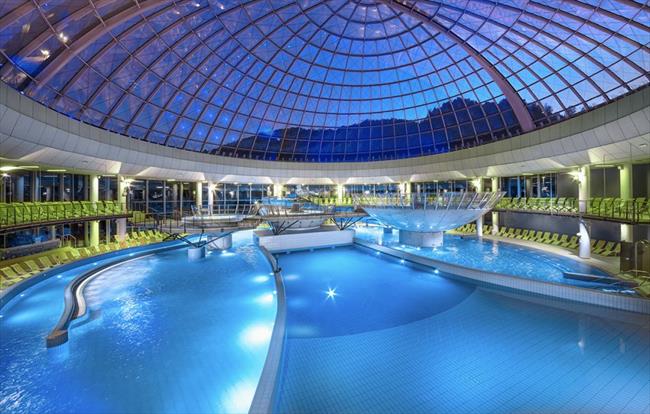 Hotel Thermana Park je najbolj razpoznaven po edinstveni odpirajoči se stekleni kupoli, pod katero se nahaja 2200 kvadratnih metrov raznovrstnih vodnih užitkov za vso družino. 