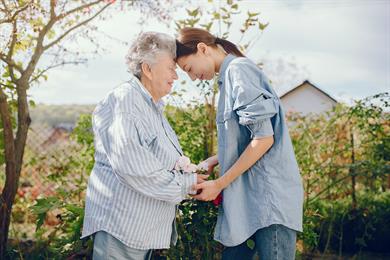 Dilema: Lahko mladi in stari skupaj živijo srečno?