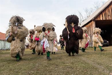 Pust v Sloveniji: bogata tradicija in slastne kulinarične dobrote