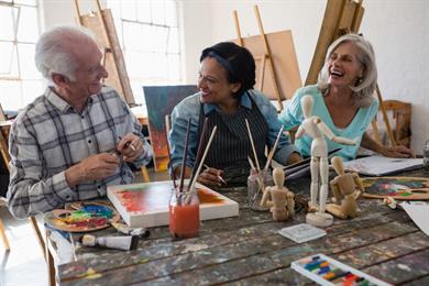Intervju: Ustvarjalnost starejši osebi nudi občutek namena in cilj, da ostane aktivna...