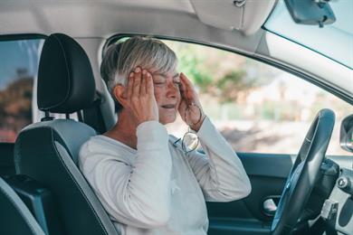 Vožnja in demenca: Kdaj svojcu vzeti ključe?