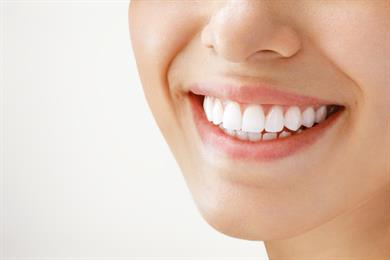 Naravni nasvet, ki hitro pobeli zobe in okrepi dlesni
