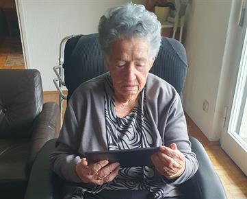 Babica Jolanda, 92: "Svet je velik – dobro je, da ga moji vidijo. Jaz jih pa gledam od tu."