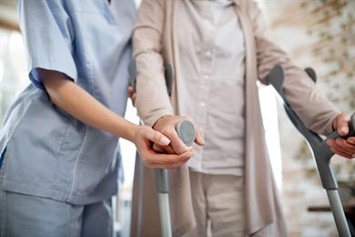 Plačujemo več, dobimo manj? Dolgotrajna oskrba med številkami in pomanjkanjem ljudi