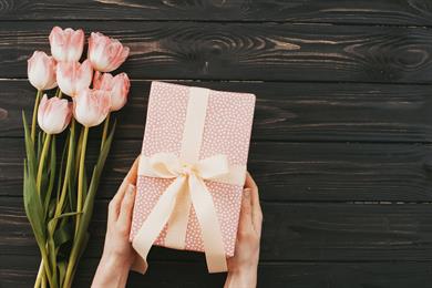 Mojaleta darila prejmejo …