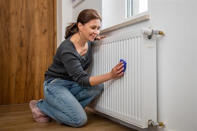 Radiatorji so celo poletje nabirali prah: kako jih očistiti pred prvo uporabo