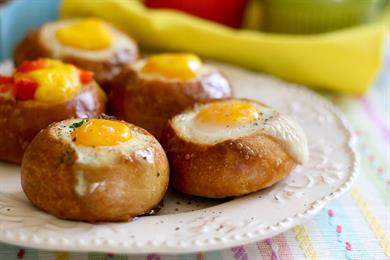 Internetni top recept: Pečeno jajce v kruhovi skledici
