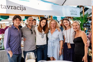 Odprta kuhna z noro ponudbo