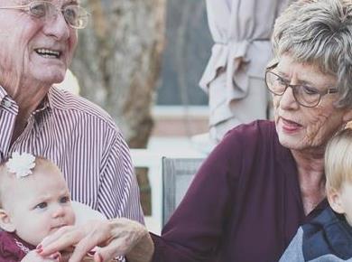 KOLUMNA: Stari starši bi morali imeti čas za vnuke!