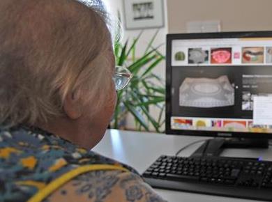 Tudi med starejšimi pametni telefon nepogrešljiv