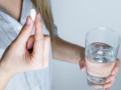 Dilema: Je jemanje tablet rešitev za naše zdravje?