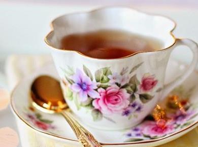 Čaj iz trobentic in vijolic: Zdravi in čisti dihala, krepi srce in ledvice
