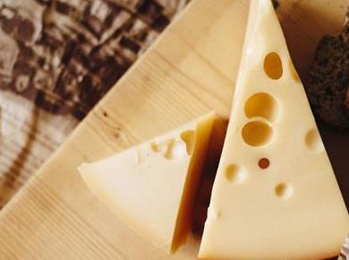 Ste kupili ta sir? Ne jejte ga, opozarjajo