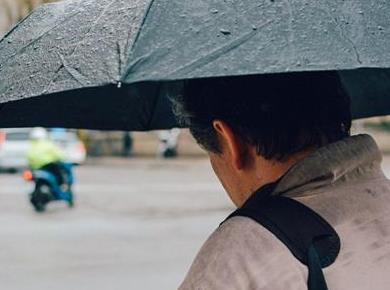 Predlog novele zakona predvideva globe za upokojence