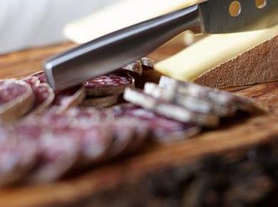 Ste kupili takšno mesnino? Vsebuje lahko smrtno nevarno bakterijo