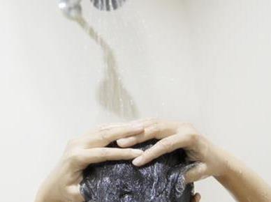 Kaj se zgodi, če se prhamo s hladno vodo?