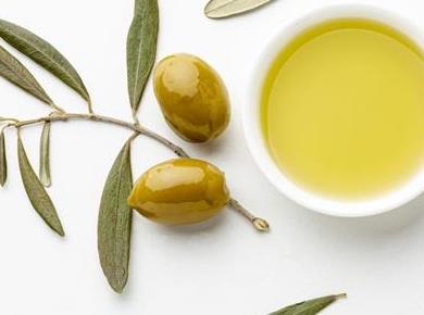 Oljčno olje zdravi in neguje